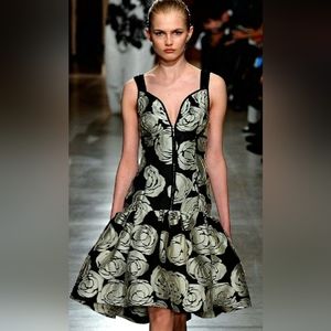□$5,000 OSCAR DE LA RENTA BLACK SILVER ROSE HI LOW RUNWAY DRESS US M 6 